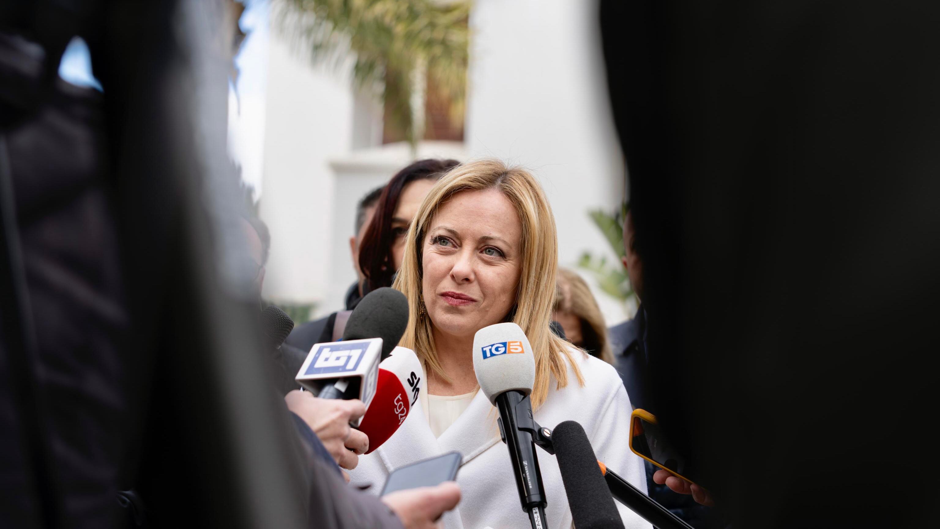 Autonomia, protesta l’opposizione. Meloni: "Manteniamo gli impegni"