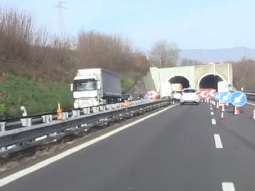 Si addormenta e scivola in strada: uomo travolto da un tir sulla Salerno-Reggio Calabria