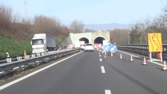 Si addormenta e scivola in strada: uomo travolto da un tir sulla Salerno-Reggio Calabria
