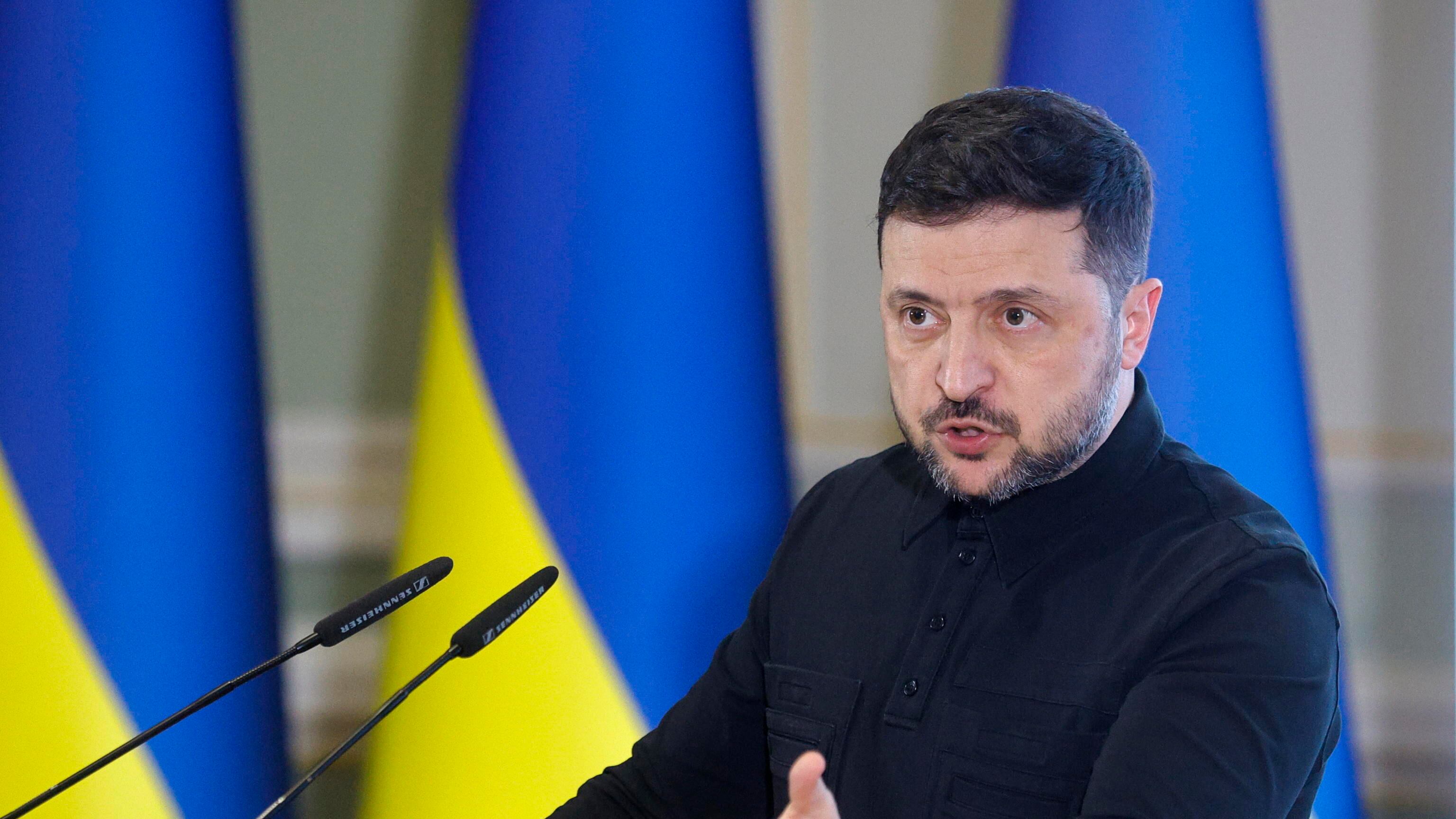 Stallo sui negoziati, Zelensky avverte: "Bombe a Natale"