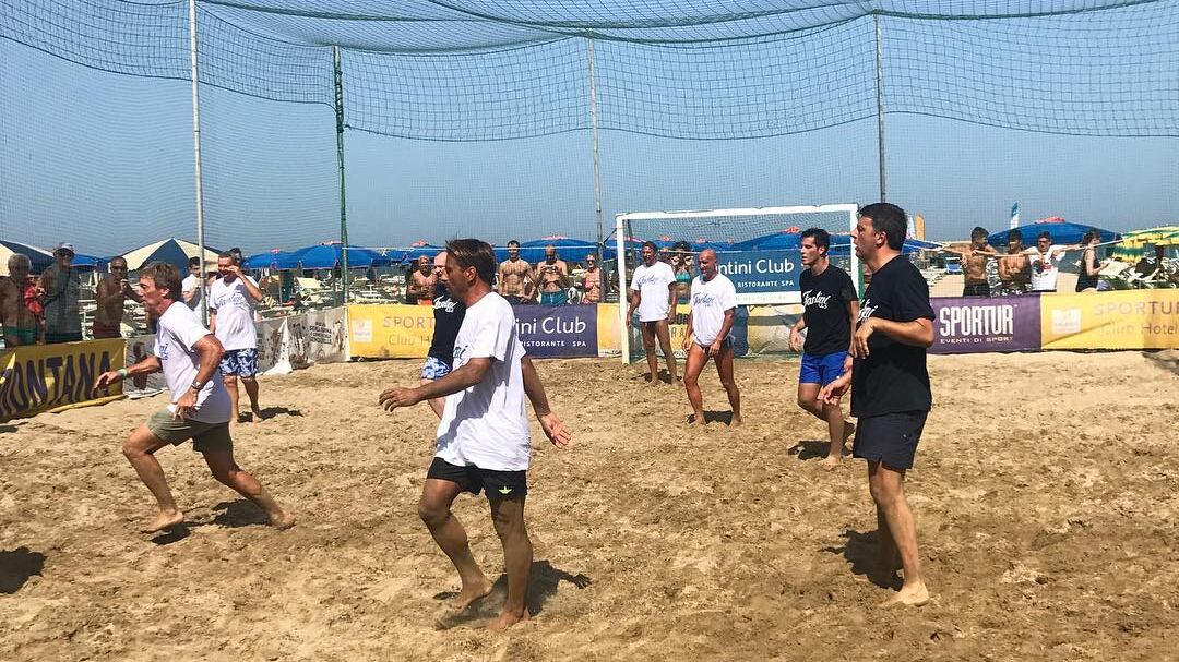 Propaganda in spiaggia senza logo Il segretario dem copia Salvini