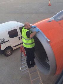 Scotch per riparare il motore dell'aereo 2