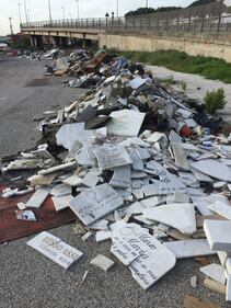 Napoli, lapidi in discarica abusiva a Ponticelli
