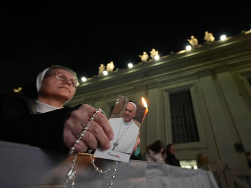 Preghiere e veleni. I 37 giorni in cui Bergoglio ha rischiato la vita