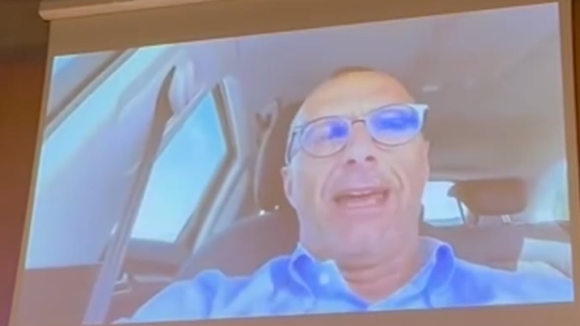 Il dem Ricci in auto senza cintura: ecco l'ultima gaffe