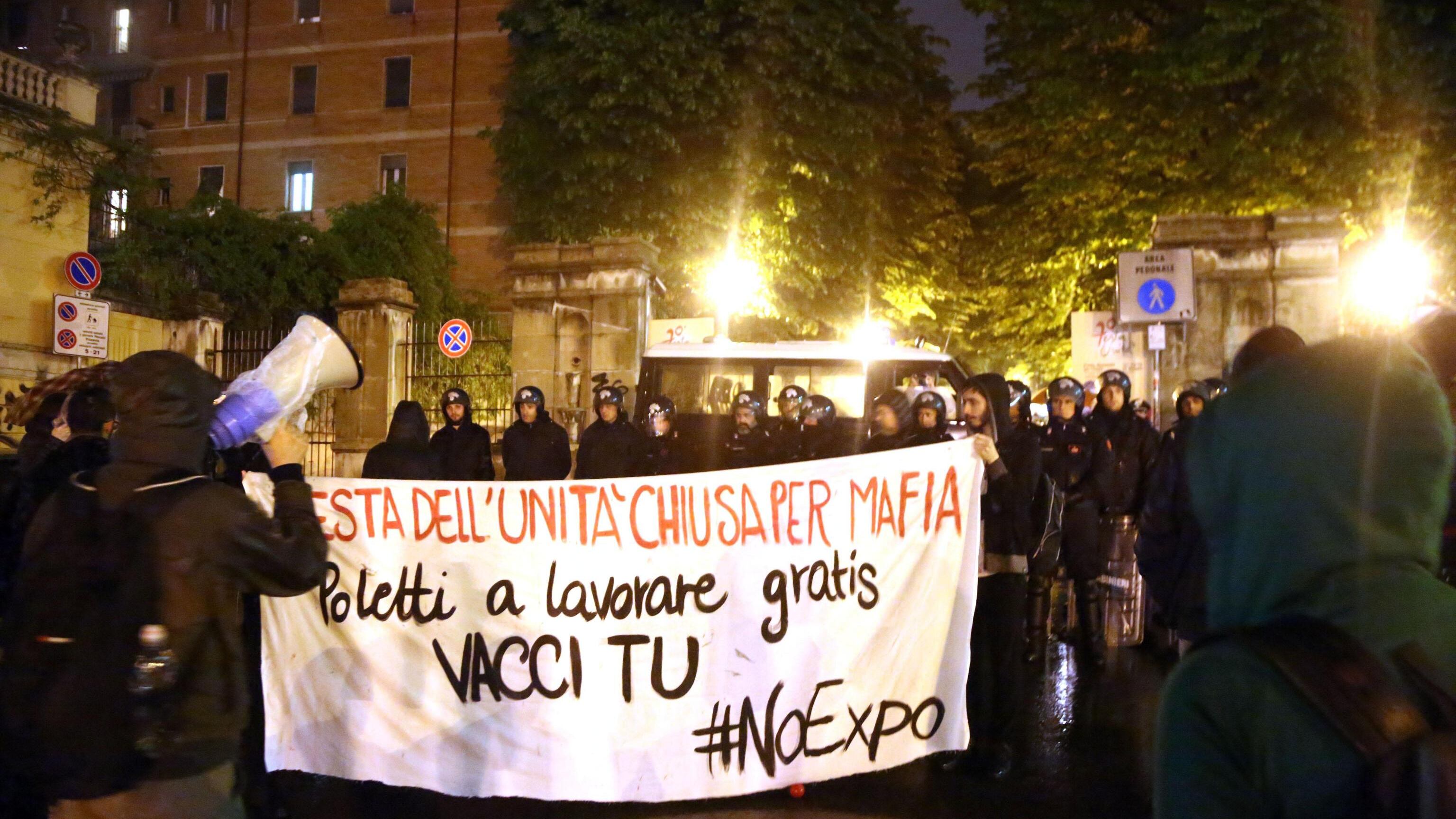 I centri sociali fanno la Festa ai ministri di Renzi e al Pd
