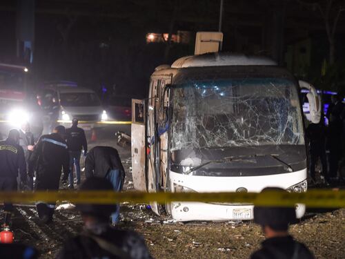Ordigno contro bus turistico: morti e feriti vicino al Cairo