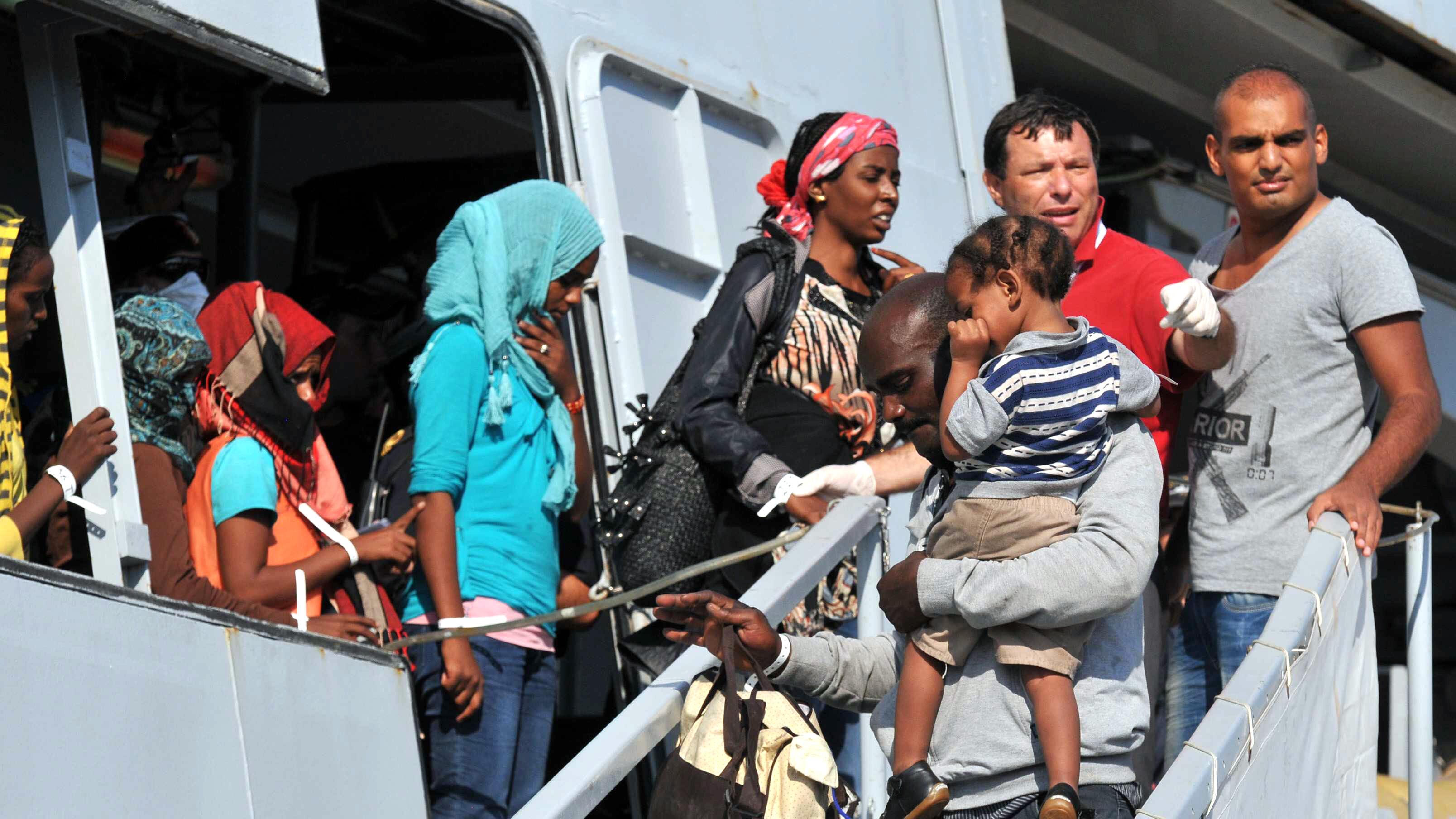L'idea folle del governo Scuole e seconde case per ospitare i migranti