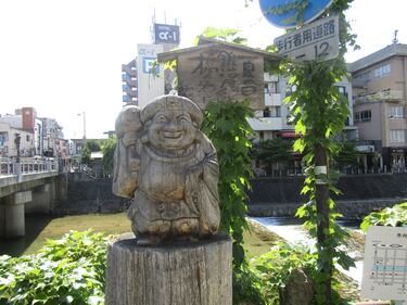 A Takayama, sul ponte dei "mostri" a difesa della tradizione 2
