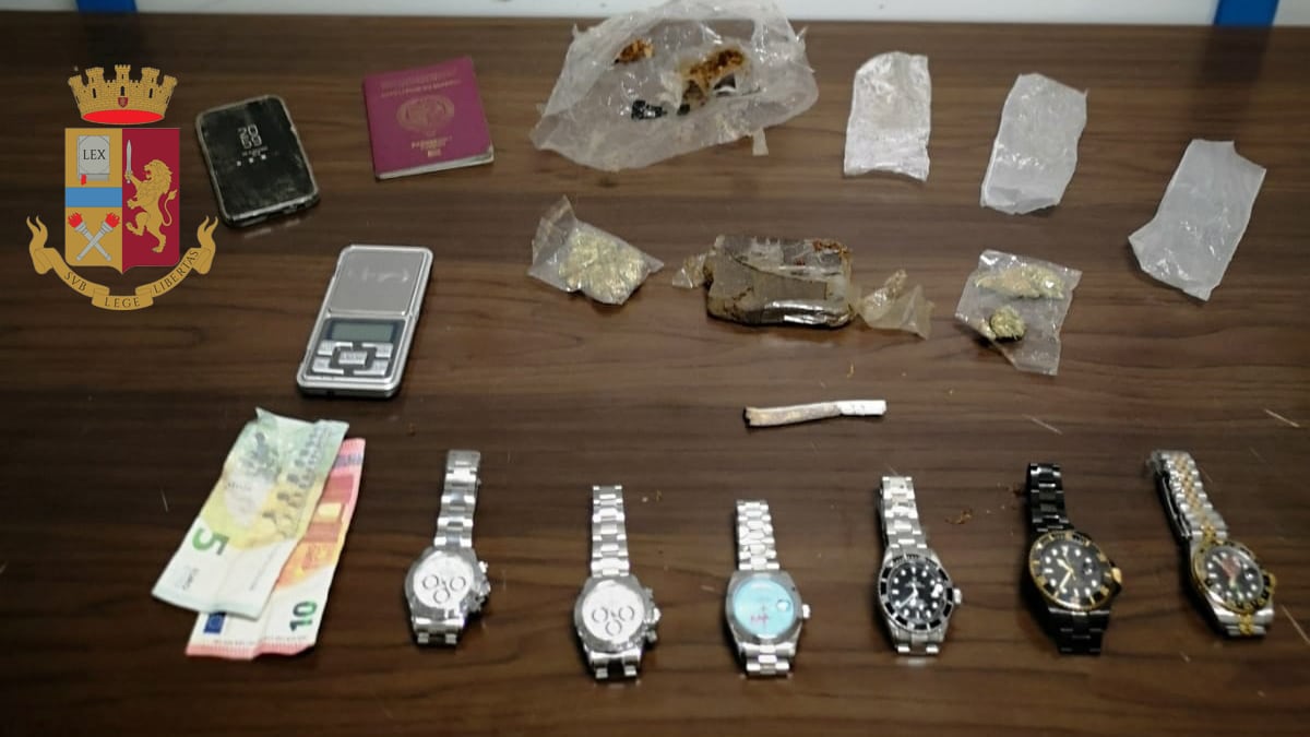 Lecce, spacciava droga e vendeva Rolex falsi: arrestato senegalese