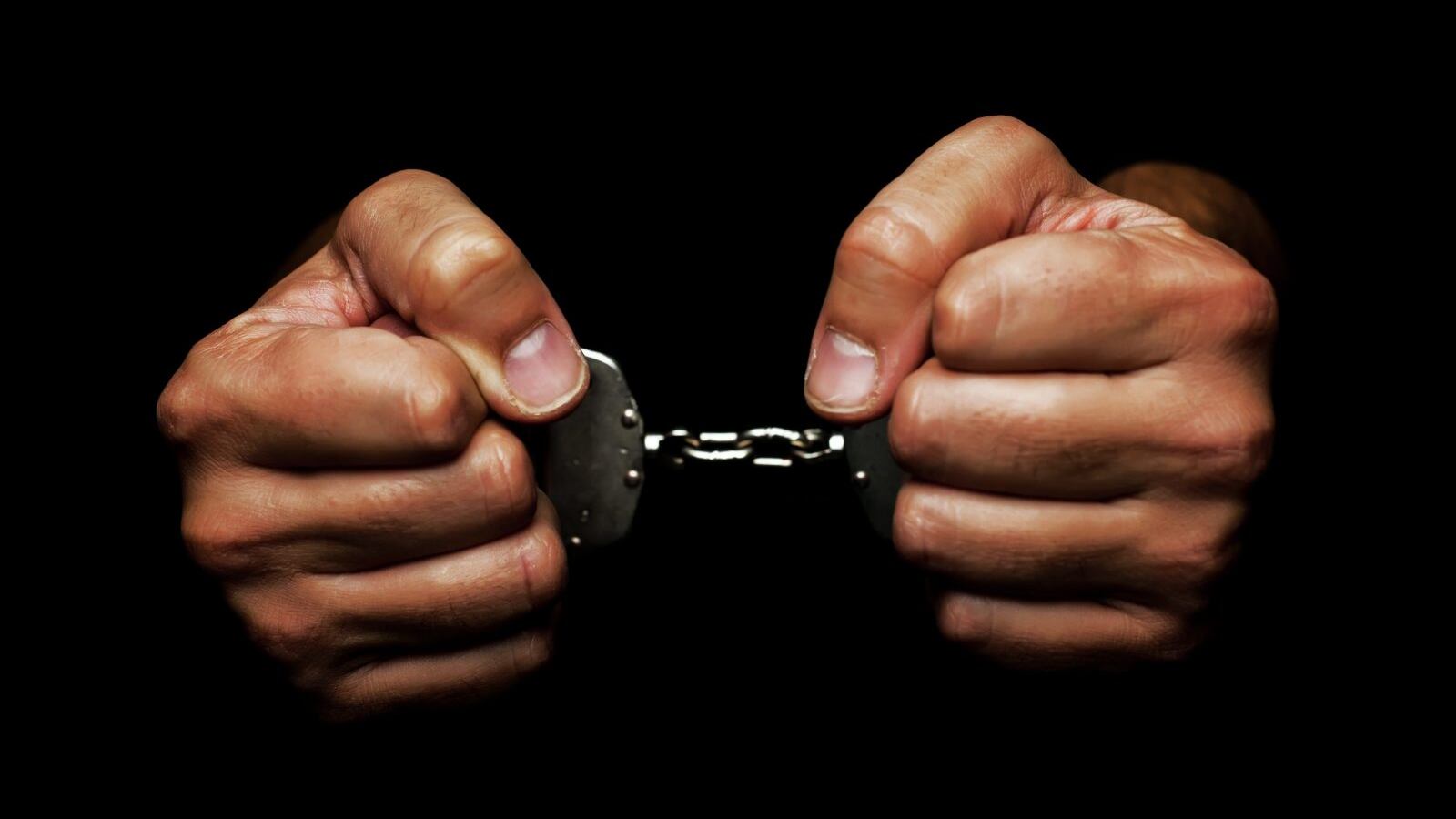Sondrio, arrestato gambiano: distrugge un'auto e aggredisce agente