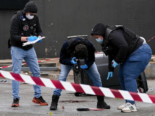 Spari dall’auto contro neri e arabi. Parigi e il “terrorismo razzista”