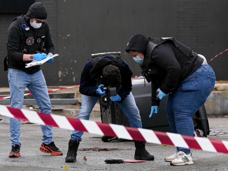 Francia, spara sui passanti da un’auto e uccide una persona: l’antiterrorismo indaga sul movente razzista
