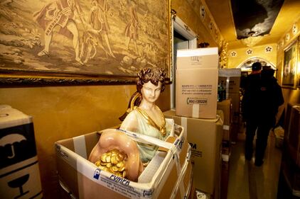 Lo sfarzo kitsch nei villini abusivi dei Casamonica 5