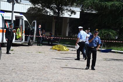 Orrore a Collegno (Torino), 81enne spara alla moglie e si uccide. Le immagini della scena 4
