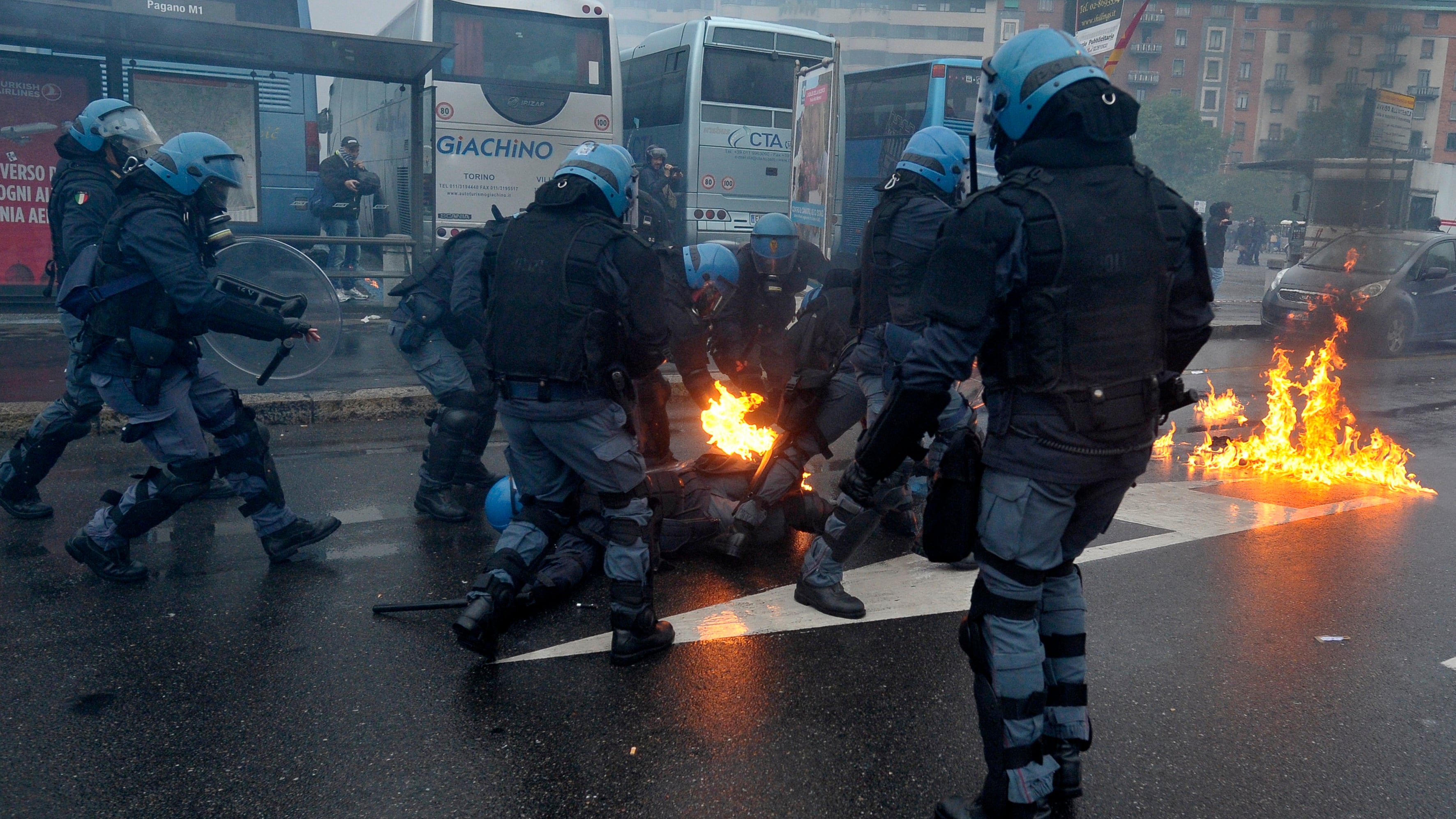 Codici su casco, gilet e divisa: la legge Pd per schedare gli agenti
