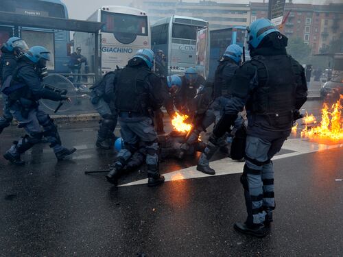 Ira della polizia dopo lo sputo: "Reato di terrorismo di piazza"