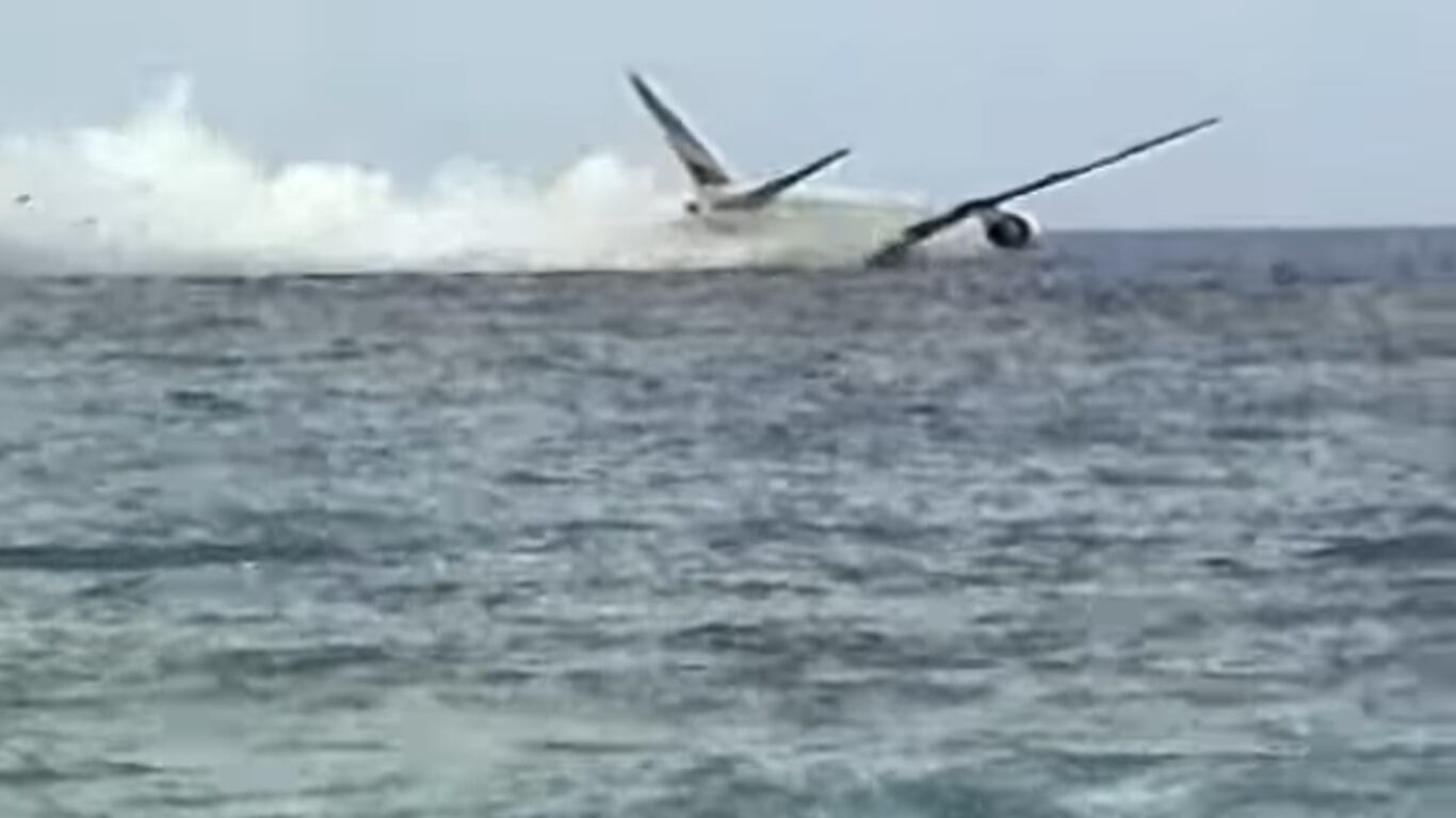 Il dirottamento, il carburante, l'ammaraggio: così in 125 sono morti sul volo
