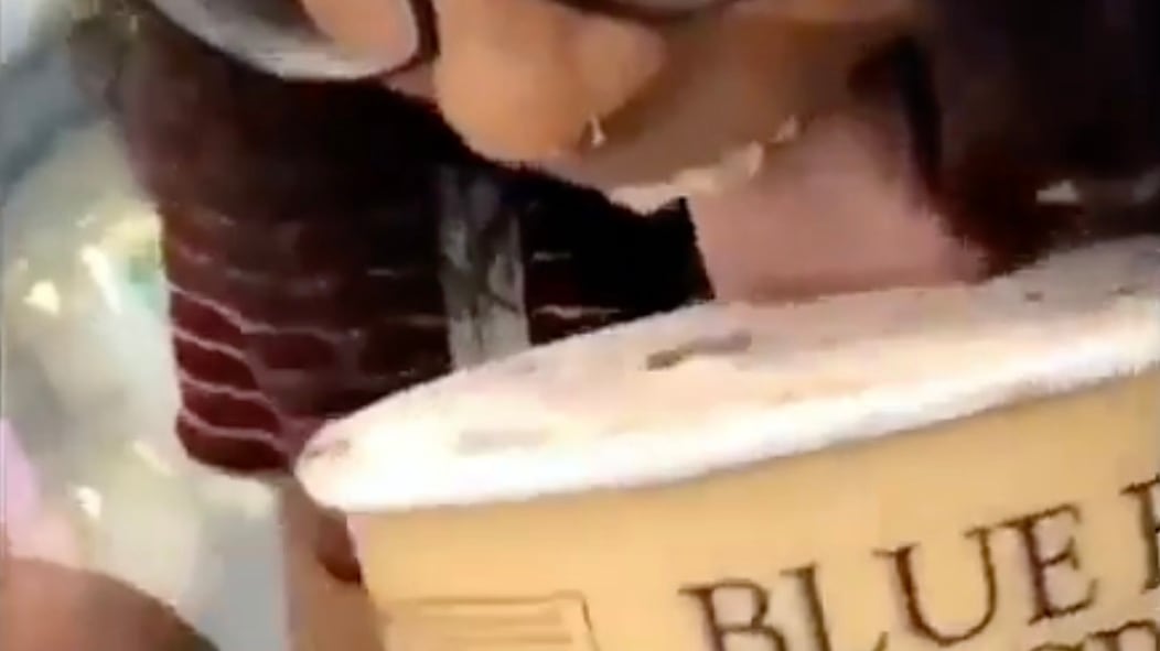 Lecca gelato del market poi lo rimette nel freezer: ora rischia il carcere