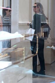 Ilary Blasi, shopping a Milano con l'amica Morena 3