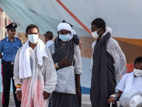Così la Ue finanzia l'immigrazione: soldi a chi cerca gli immigrati in mare