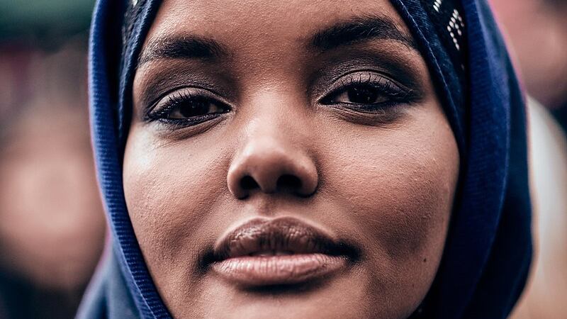 Usa, rivista dedica copertina a una modella in hijab. È polemica