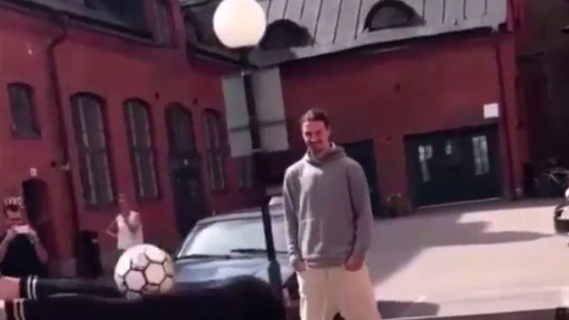 Zlatan Ibrahimovic sfida un freestyler, ma il risultato è disastroso