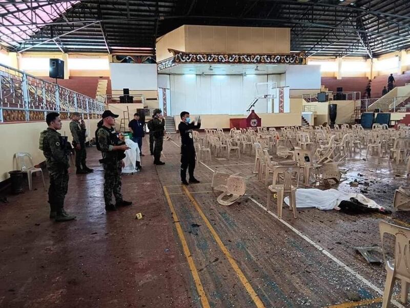 Attentato nelle Filippine, 11 morti e 45 feriti: le immagini choc 4