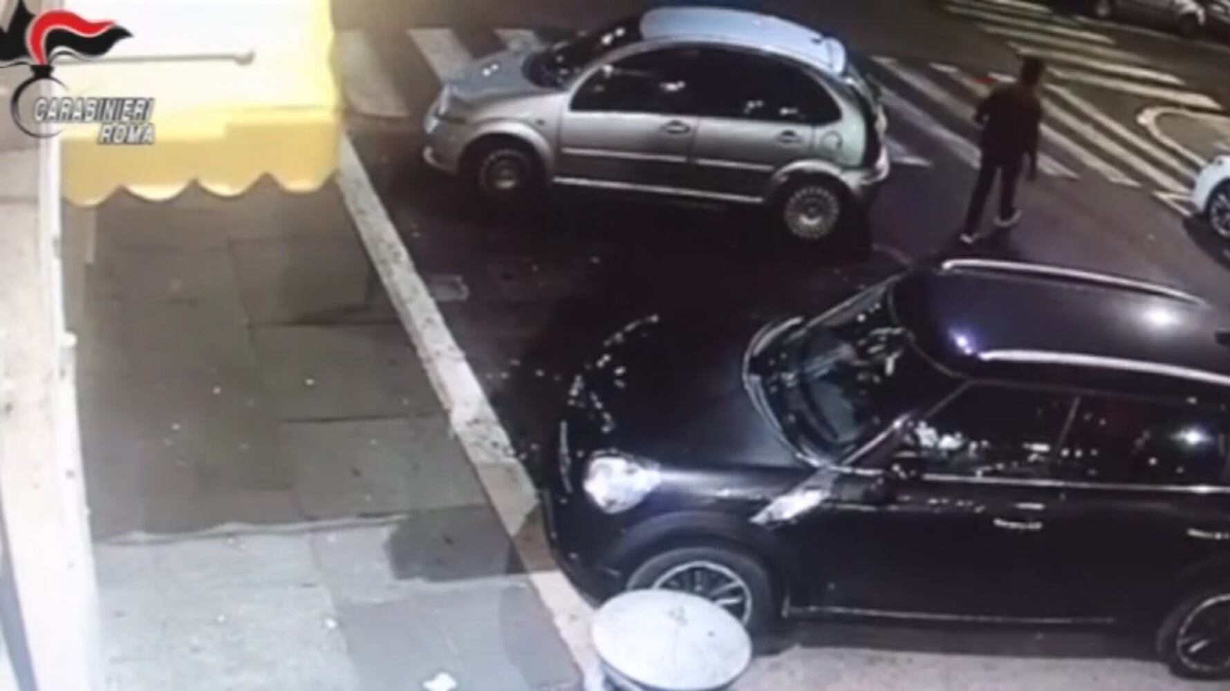 Roma, molesta e aggredisce una donna in strada: fermato bengalese