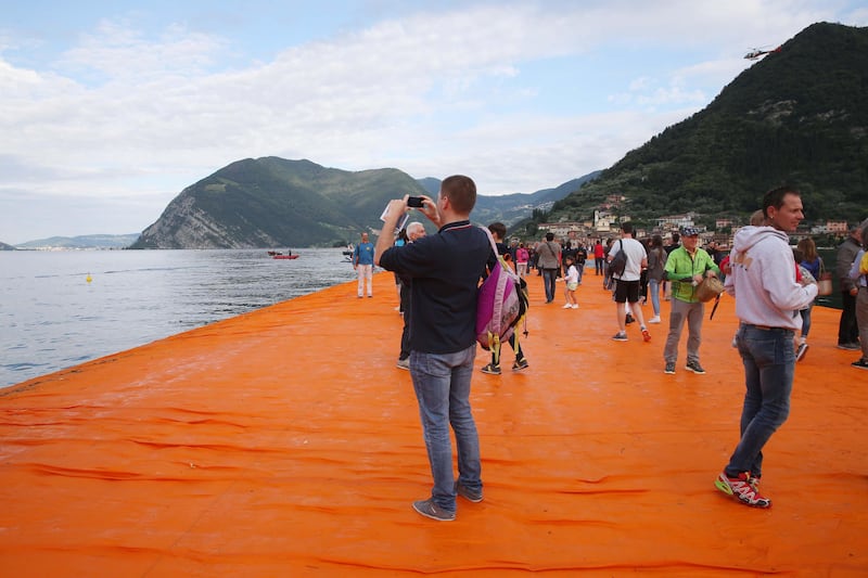 La passerella dorata di Christo che fa camminare sulle acque 4