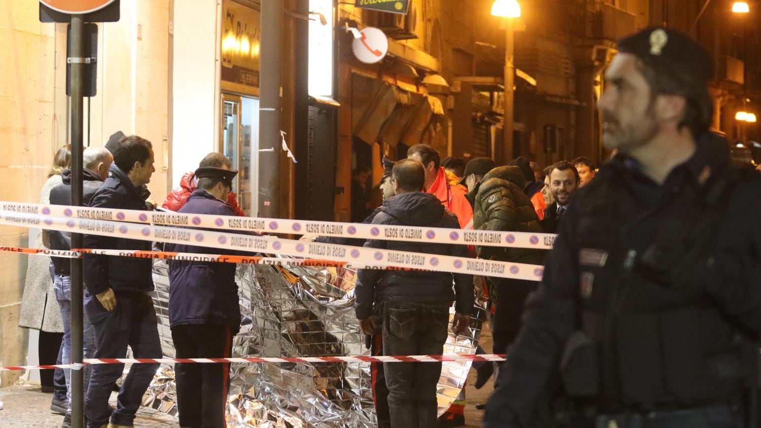 Rapina a Napoli, il gioielliere: "Mi hanno puntato una pistola contro"
