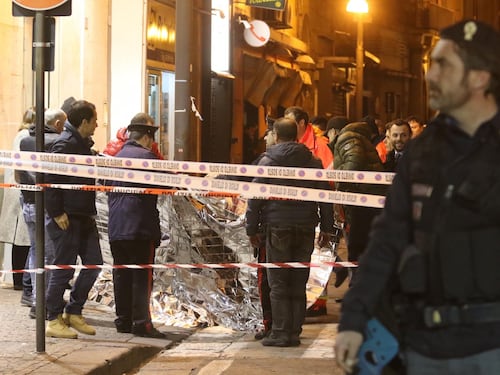 Rapina a Napoli, il gioielliere: "Mi hanno puntato una pistola contro"