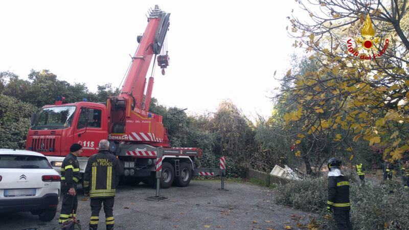 Camion nettezza urbana si ribalta nel torrente a Sanremo 2