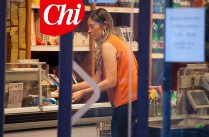 Maria Elena Boschi paparazzata al supermarket 1