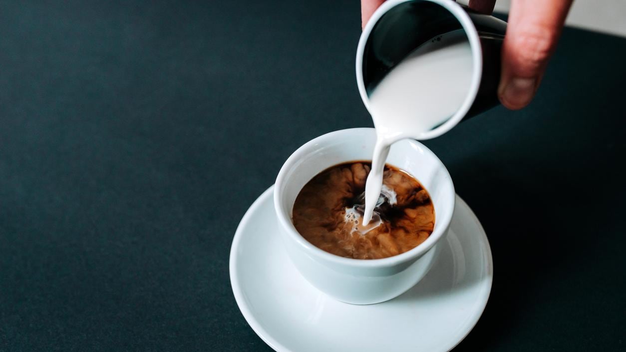 Aggiungere il latte al caffè riduce l'effetto della caffeina? Cosa bisogna sapere