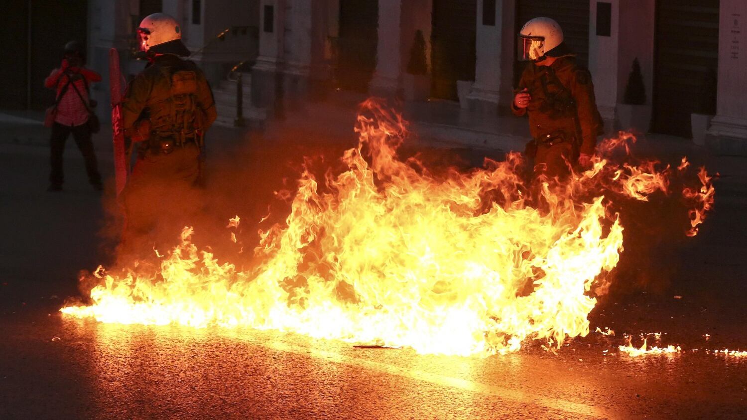 La Grecia approva le misure di austerità: scontri davanti al Parlamento