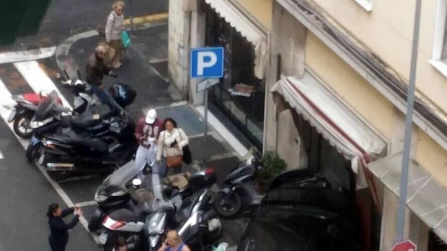 Lei gli chiede aiuto a parcheggiare, lui sfonda un negozio