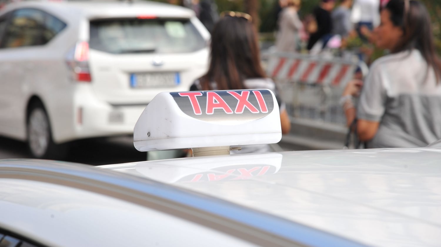 Roma, pagano il tassista poi lo picchiano e lo rapinano