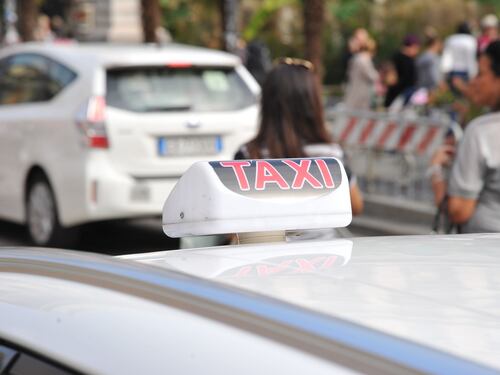 Suona il clacson del taxi abusivo: i residenti la salvano dallo stupro
