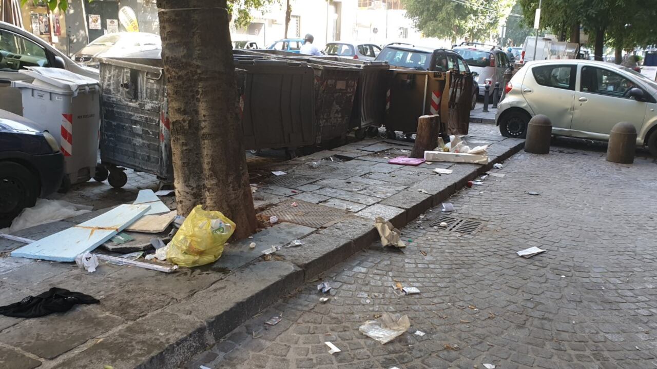 Vogliono più posti: parcheggiatori abusivi spostano i cassonetti
