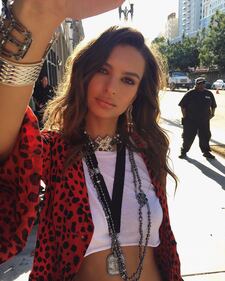 Emily Ratajkowski sexy in top di pizzo 10