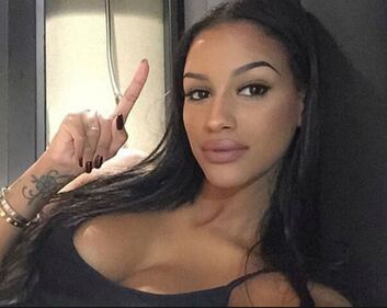 Fanny Neguesha sensuale in abito da sposa 4