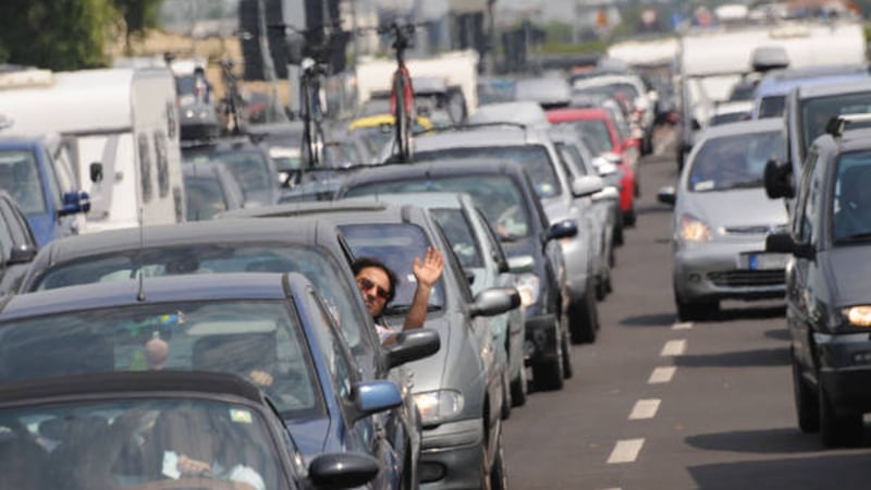 Ferragosto, sulle autostrade arriva la trappola del jammer: il dispositivo nascosto in un power bank che può lasciare l’auto aperta