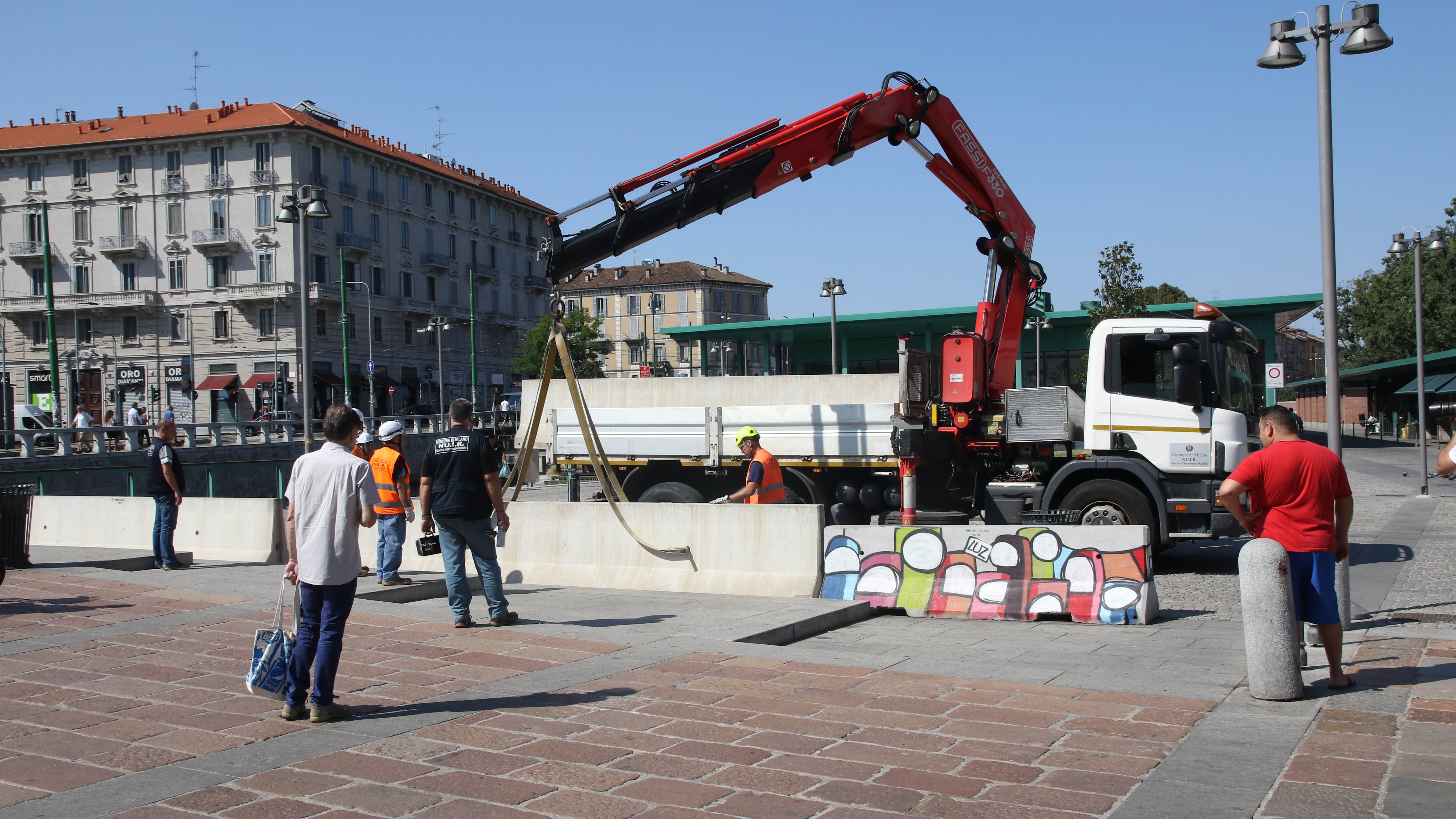 "Alberghi e autonoleggi? Subito i nomi dei clienti"