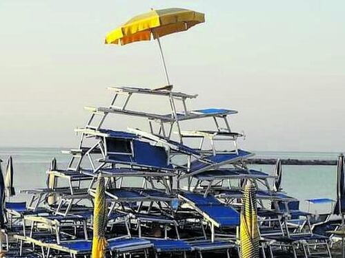 Sos maranza da spiaggia danni, alcol e coltelli. E al mare partono le ronde