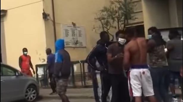 Test sui migranti, due positivi: il virus fa tremare don Biancalani