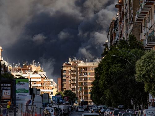 Maxi incendio a Centocelle: “Finestre chiuse e usate la mascherina”