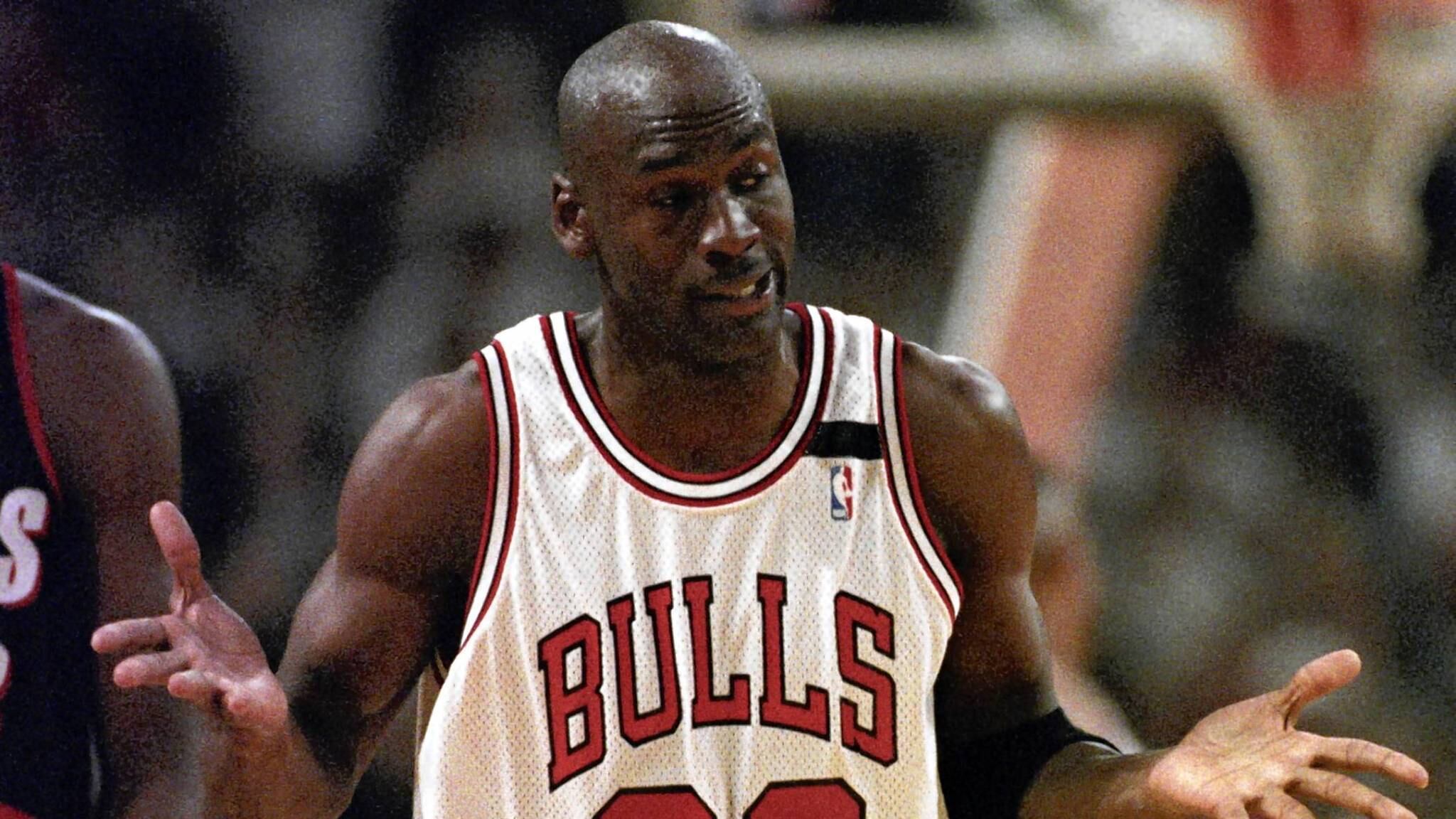 Basket, scarpe di Michael Jordan vinte all'asta per 170 mila euro
