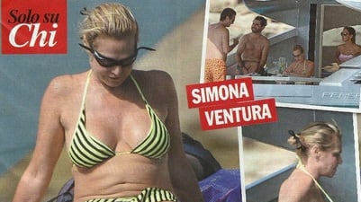 Simona Ventura, topless sfiorato durante le vacanze in barca