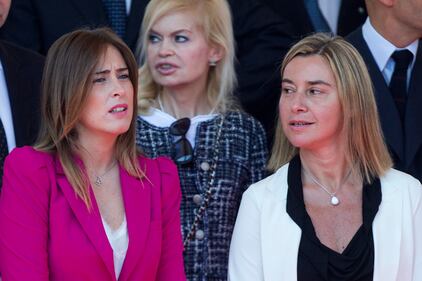 2 giugno, la Boschi in fuxia scherza con Casini 9